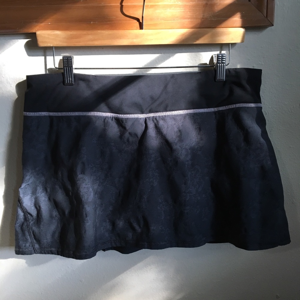 LULU LEMON GRAY &PINK SKORT W/ CUTE RUFFLE DETAIL